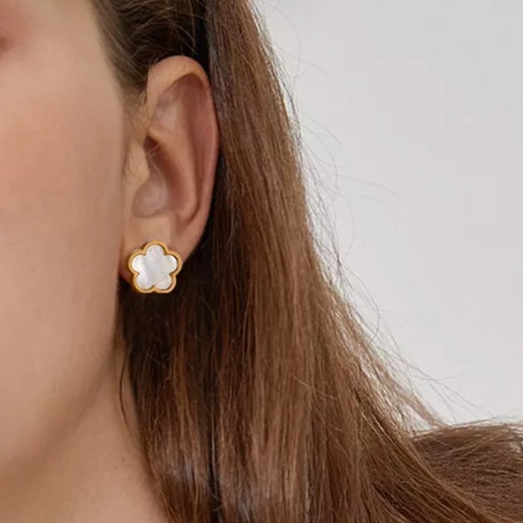 Women White Shell Flower Earrings Stainless Steel Earrings Silver Tone NWOT - Picture 2 of 2